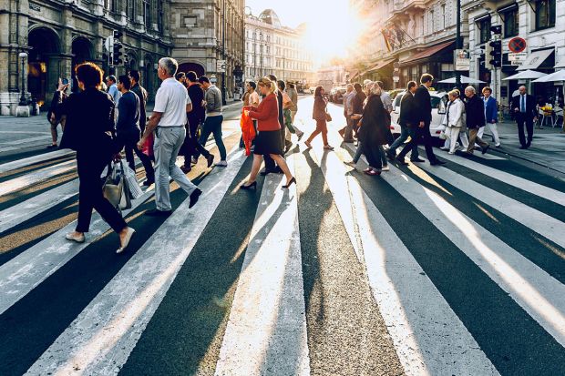 Mensen steken de straat over op een zebrapad