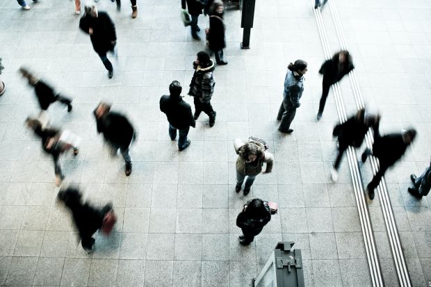 Mensen van boven gezien op druk plein