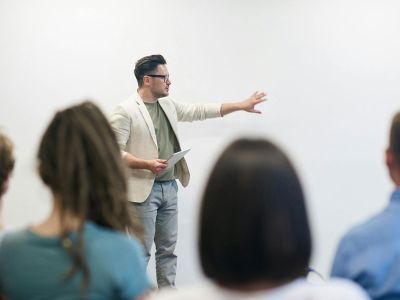 Man spreekt voor groep mensen