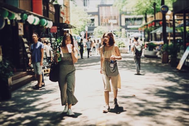 Twee vrouwen lopen door een gezellige straat