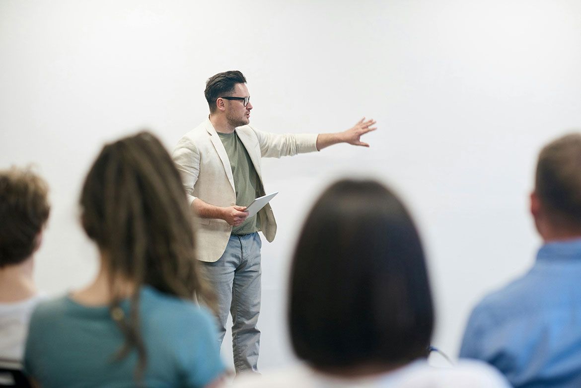 Man spreekt voor groep mensen